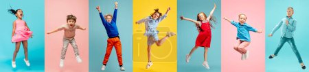 Foto de Longitud completa, Collage hecho de diferentes niños, niños y niñas en movimiento, saltando, jugando contra fondo multicolor. Concepto de infancia, emociones de los niños, estilo de vida, amistad - Imagen libre de derechos
