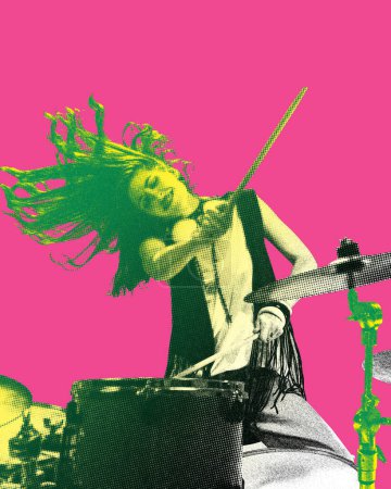 Téléchargez les photos : Duotone image de jeune femme artistique jouant de la batterie sur fond rose. L'énergie. Collage d'art contemporain. Concept d'art, musique, festival, concert, performance, spectacle, créativité - en image libre de droit