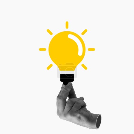 Téléchargez les photos : Main humaine tenant ampoule lumineuse, symbolisant des idées d'affaires créatives et réussies. Approches novatrices. Collage d'art contemporain. Concept d'entreprise, bureau, promotion, remue-méninges - en image libre de droit