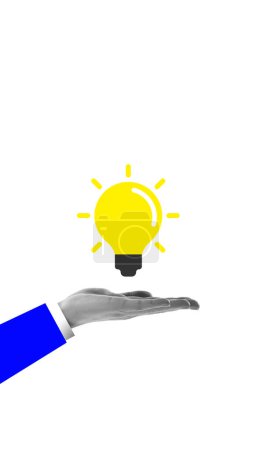 Menschliche Hand und glühende Glühbirne symbolisieren Geschöpf innovativer und werbender Ideen in der Karriere für wachsenden Erfolg. Macht der Ideen. Collage zeitgenössischer Kunst. Geschäftskonzept, Büro, Strategie