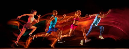 Foto de Atlético jóvenes hombres y mujeres en movimiento, corredor compitiendo sobre fondo negro en neón con luces mixtas. Corriendo rápido. Concepto de deporte, competición, torneo, acción, dinámica. Banner - Imagen libre de derechos