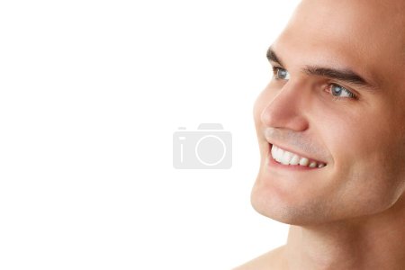Téléchargez les photos : Gros plan d'un jeune homme souriant au sourire parfait, au visage immaculé et aux sourcils épais isolés sur fond de studio blanc. Concept de soins de la peau, beauté masculine, bien-être, cosmétiques, auto-soin. Bannière - en image libre de droit