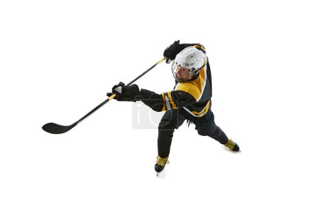 Téléchargez les photos : Vue de dessus de l'homme, joueur de hockey en mouvement avec bâton, l'entraînement, jouer isolé sur fond blanc. Confiance du vainqueur. Concept de sport professionnel, compétition, jeu, tournoi - en image libre de droit