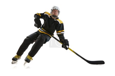 Foto de Imagen dinámica del hombre enfocado en la competencia, jugador de hockey en movimiento durante el juego, preparándose para la competencia aislado sobre fondo blanco. Concepto de deporte profesional, competición, juego, torneo - Imagen libre de derechos