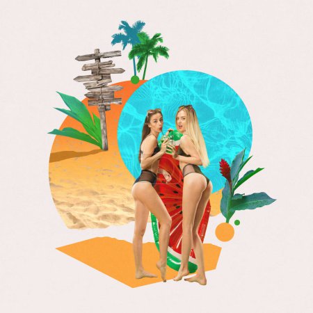 Téléchargez les photos : Jeunes femmes, amies en maillot de bain se tenant sur la plage près de la piscine et buvant des cocktails. Détendez-vous. Collage d'art contemporain. Concept d'été, vacances, détente, voyage, vacances, tourisme - en image libre de droit