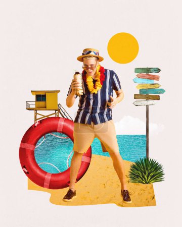 Téléchargez les photos : Jeune homme élégant en chapeau de paille faisant des cocktails, debout sur la plage. Soirée plage d'été. Collage d'art contemporain. Concept d'été, vacances, détente, voyage, vacances, tourisme - en image libre de droit