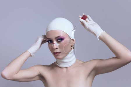 Frau mit auffälligem Make-up enthüllt Verband aus dem Gesicht nach plastischer Operation auf pastellviolettem Hintergrund. Futuristische Hautpflege. Moderne Schönheitsstandards, plastische Chirurgie, Gesundheit, Kosmetologie