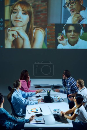 Téléchargez les photos : Des collègues du milieu des affaires participent à des vidéoconférences, échangent des mises à jour sur les progrès accomplis et s'attaquent aux problèmes avec des collègues à distance. Concept d'entreprise, de communication, de travail d'équipe - en image libre de droit