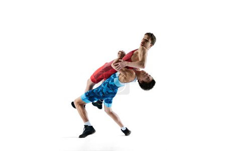 Foto de Luchadores masculinos, atletas que luchan en un partido dinámico e intenso, mostrando atletismo y determinación aislados sobre fondo blanco. Concepto de deporte de combate, artes marciales, competición, torneo - Imagen libre de derechos