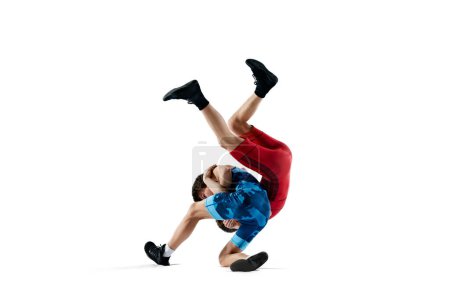 Foto de Los luchadores masculinos muestran poder y técnica durante la ronda de lucha libre de competición aislados sobre fondo blanco. Concepto de deporte de combate, artes marciales, competición, torneo, atletismo - Imagen libre de derechos