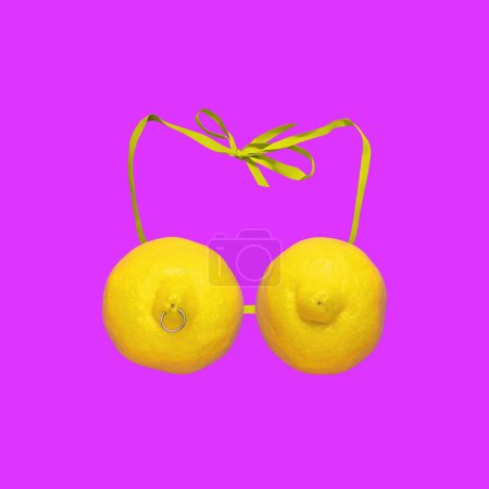 Foto de Imagen creativa que representa limones formando sujetador femenino, traje de baño sobre fondo rosa. Vibra de verano. collage de arte contemporáneo. Concepto de surrealismo, arte pop, creatividad, imaginación, fiesta, moda - Imagen libre de derechos
