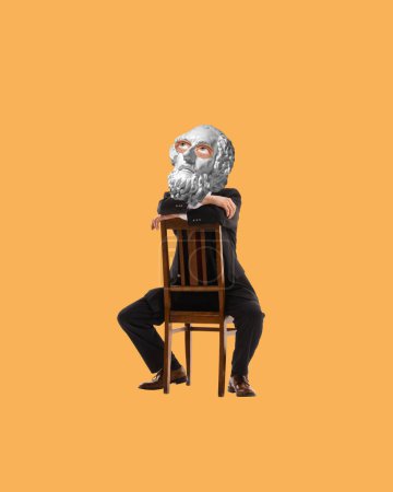 Téléchargez les photos : Homme avec buste statue antique, en costume assis sur une chaise avec une expression réfléchie. Collage d'art contemporain. Je cherche des réponses. Concept de créativité, style rétro et vintage, imagination, surréalisme - en image libre de droit