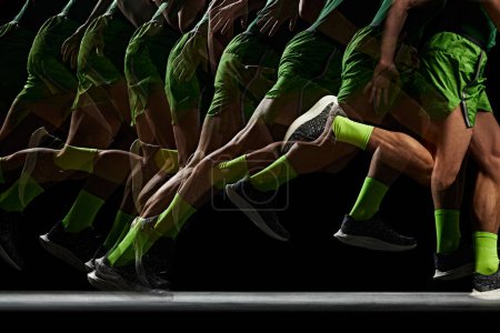 Téléchargez les photos : Pouvoir et athlétisme. Image recadrée de jambes masculines sportives et musclées en mouvement, courant sur fond noir avec effet stroboscope. Concept de sport, mode de vie actif et sain, endurance - en image libre de droit