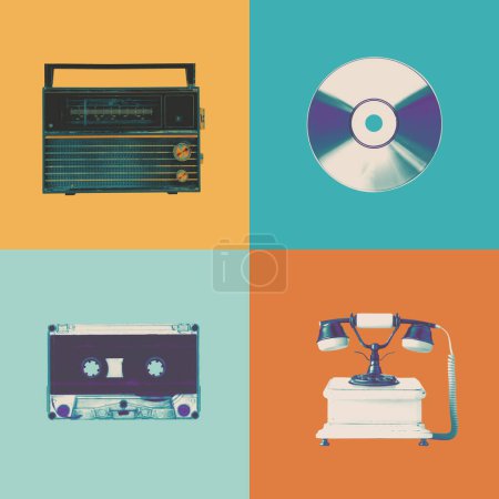 Foto de Colorido collage en paleta retro de varios artículos antiguos, boombox, CD disk, cassette y teléfono vintage. Concepto de retro y vintage. creatividad, minimalismo. Obra de mosaico - Imagen libre de derechos