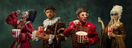 Mittelalterliche Menschen, Männer und Frauen, die Popcorn essen und eine 3D-Brille vor dunkelgrünem Hintergrund tragen. Konzept des Vergleichs von Epochen, Retro und Vintage, Geschichte. Kreative Collage