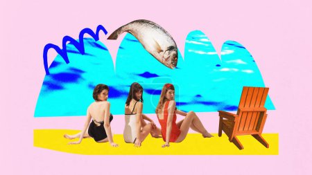 Foto de Cartel. collage de arte contemporáneo. Tres mujeres en trajes de baño se sientan en la arena amarilla detrás de ellos son olas azules y peces saltando. Concepto de fiestas, diversión y alegría, vacaciones, verano, viajes, arte pop. Anuncio - Imagen libre de derechos