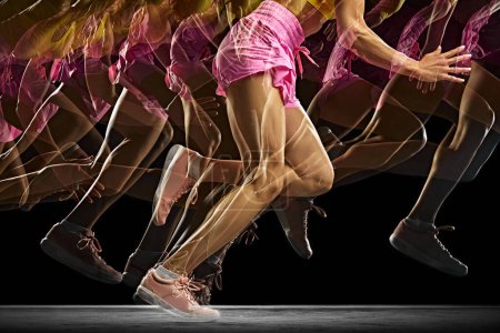 Foto de Imagen recortada de piernas femeninas atléticas y musculosas en movimiento, corriendo sobre fondo negro con efecto estroboscópico. Disciplina. Concepto de deporte, estilo de vida activo y saludable, resistencia y fuerza - Imagen libre de derechos