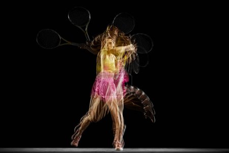 Téléchargez les photos : Image dynamique d'une jeune femme concentrée, joueuse de tennis en mouvement, s'entraînant sur fond noir avec effet stroboscope. Concept de sport, mode de vie actif et sain, jeu - en image libre de droit