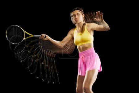 Téléchargez les photos : Jeune femme concentrée, joueuse de tennis dans un entraînement de vêtements de sport colorés, jouant sur fond noir avec effet stroboscope. Concept de sport, mode de vie actif et sain, jeu - en image libre de droit