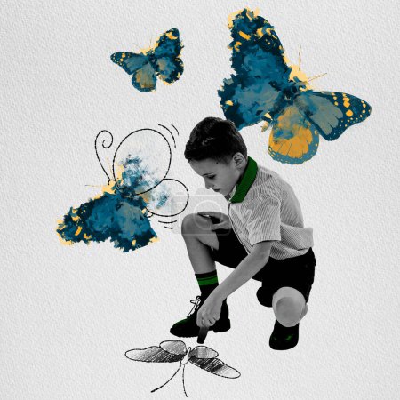 Foto de Imagen monocromática de niño pequeño, niño feliz sentado y dibujando mariposa en el suelo con tiza. collage de arte contemporáneo. Imaginación. Concepto de Feliz Día de los Niños, día festivo, infancia, celebración - Imagen libre de derechos