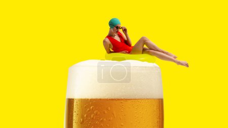 Téléchargez les photos : Femme en maillot de bain flottant sur verre avec bière mousseuse lager isolé sur fond jaune. Collage d'art contemporain. Concept d'ambiance estivale, surréalisme, design créatif abstrait, pop art - en image libre de droit
