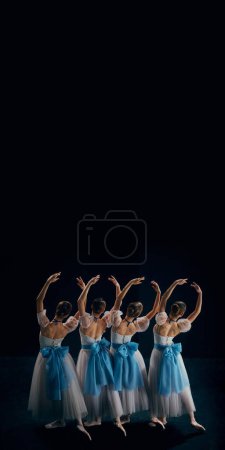 Téléchargez les photos : Affiche. Photo arrière de quatre ballerines, vêtues de tutus blanc avec des jupons bleus, exécutent en coordination transparente. Concept de beauté, classique et modernité, art contemporain. Espace de copie. Publicité - en image libre de droit