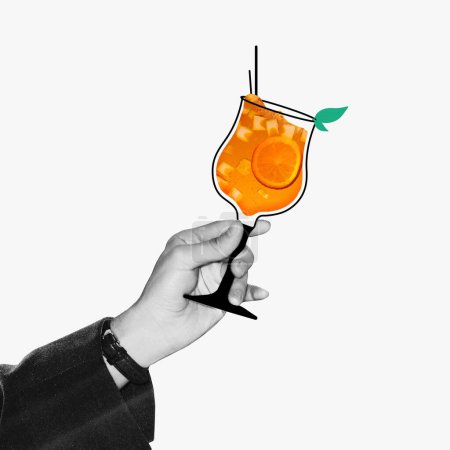 Téléchargez les photos : Verre main monochrome avec boisson juteuse colorée, limonade ou cocktail aux oranges sur fond blanc. Design coloré créatif. Boire, fête, célébration, concept de loisirs. Espace de copie pour la publicité - en image libre de droit
