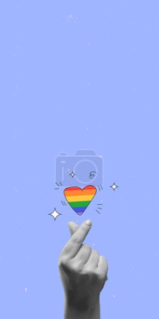 Einfarbige Hand mit Liebessymbol in Regenbogenfarben, Herzform vor violettem Hintergrund. Collage zeitgenössischer Kunst. LGBT, Gleichberechtigung, Stolz Monat, Unterstützung, Liebe, Menschenrechtskonzept