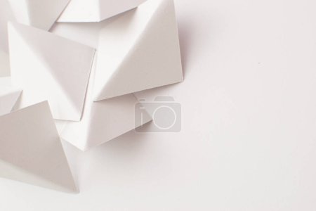 Téléchargez les photos : Gros plan de formes géométriques 3d blanches sur fond blanc avec espace de copie - en image libre de droit