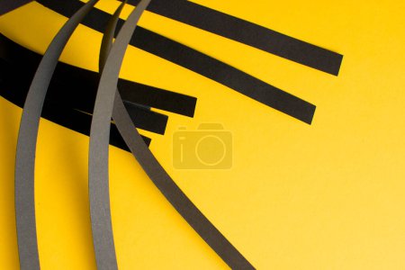 Téléchargez les photos : Fond jaune abstrait avec rayures courbes noires - en image libre de droit