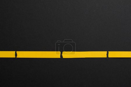 Téléchargez les photos : Fond noir divisé avec des rayures jaunes, lignes - en image libre de droit
