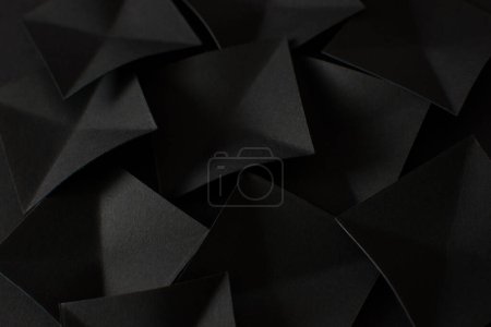 Téléchargez les photos : Abstrait fond noir avec des formes découpées en papier noir - en image libre de droit