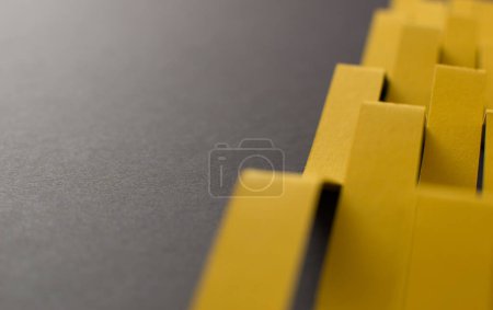 Téléchargez les photos : Géométrique 3d formes jaunes sur fond noir - en image libre de droit