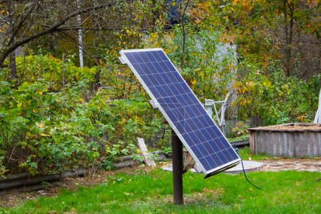 Solaranlage im Garten des Hauses. Eine alternative Energiequelle für private Haushalte in der Energiekrise. Nutzung kostenloser Solarenergie für Haushalte.