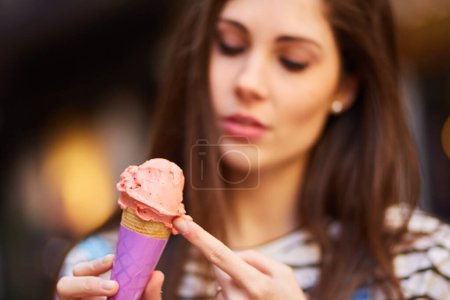Foto de Mujer raspando helado con su dedo. Concéntrate en el helado - Imagen libre de derechos