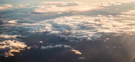 Foto de Fotos aéreas tomadas desde la ventana del avión durante el atardecer. - Imagen libre de derechos