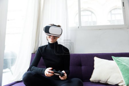 Foto de Mujer en casa con gafas blancas de realidad virtual. - Imagen libre de derechos