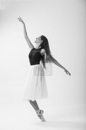 Foto de Bailarina caucásica adulta bailando sola en un estudio de fotografía.Fotos en blanco y negro. - Imagen libre de derechos