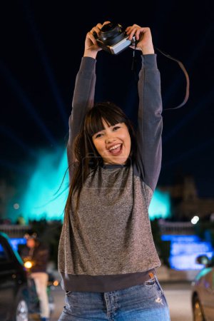 Téléchargez les photos : Jolie fille asiatique européenne qui s'amuse à Barcelone, dans la fête des lumières de police Monjuic. Elle porte des vêtements modernes et ses cheveux sont bruns avec une coupe de cheveux frange - en image libre de droit
