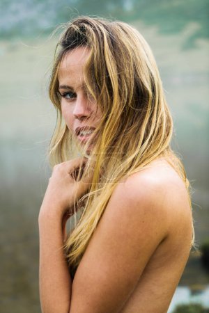Téléchargez les photos : Gros plan d'une femme nue couvrant ses seins à l'extérieur - en image libre de droit