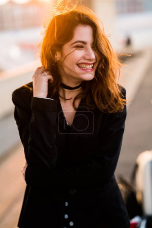 Foto de Joven modelo femenina adulta mirando lejos de la cámara con sonrisa de pantano en su cara - Imagen libre de derechos