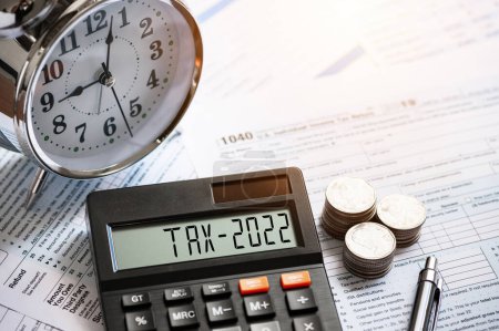 Foto de Tax word and 2021 number displayed on a calculator. Business and tax concept. Pay tax in 2022 years. The new year 2022 tax concept - Imagen libre de derechos