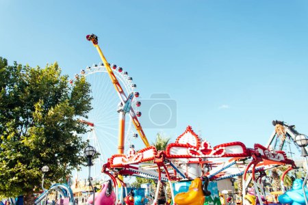 Foto de Diapositivas amarillas extremas con cabañas rojas en el fondo del cielo azul, clima tropical, parque de atracciones - Imagen libre de derechos