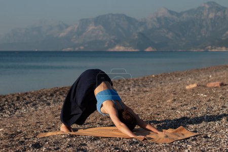la fille sur le fond de la mer fait du yoga classique