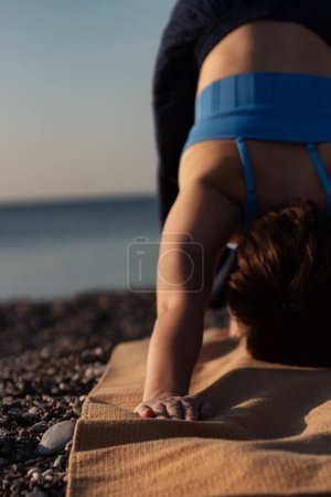 das Mädchen auf dem Meeresgrund macht klassisches Yoga
