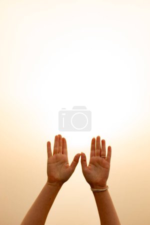 main de la femme prière culte au coucher du soleil / lever du soleil en arrière-plan / Religion concept arrière-plan. Les mains dans la prière. culte dieu avec religion concept.