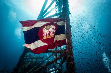 Foto de Bandera de Tailandia Alférez Naval en HTMS Chang barco naufragio con la escuela de peces. El barco fue construido para la Armada de los Estados Unidos durante la Segunda Guerra Mundial. Inyección submarina de naufragio cerca de Koh Chang en Trat, Tailandia. - Imagen libre de derechos