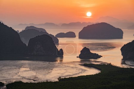 Foto de Hermosa bahía de Phang Nga durante el amanecer. Vista desde el mirador Samed Nang Chee o Samat Nangshe, uno de los lugares de interés natural y destinos turísticos en la provincia de Phang Nga, Tailandia. - Imagen libre de derechos