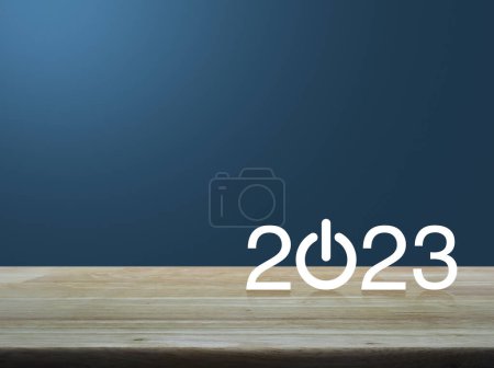 Foto de 2023 iniciar negocio icono plano en la mesa de madera sobre la pared azul claro, Feliz año nuevo 2023 concepto de éxito - Imagen libre de derechos