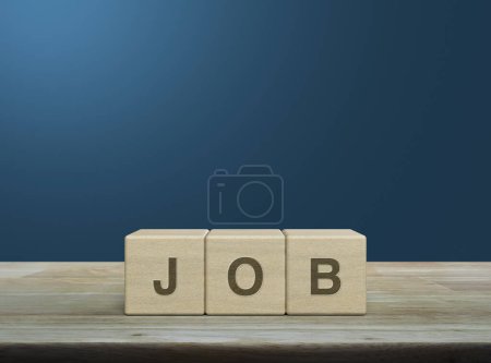 Téléchargez les photos : JOB lettre sur cubes de bois sur table en bois sur fond bleu clair, concept de recrutement d'entreprises - en image libre de droit